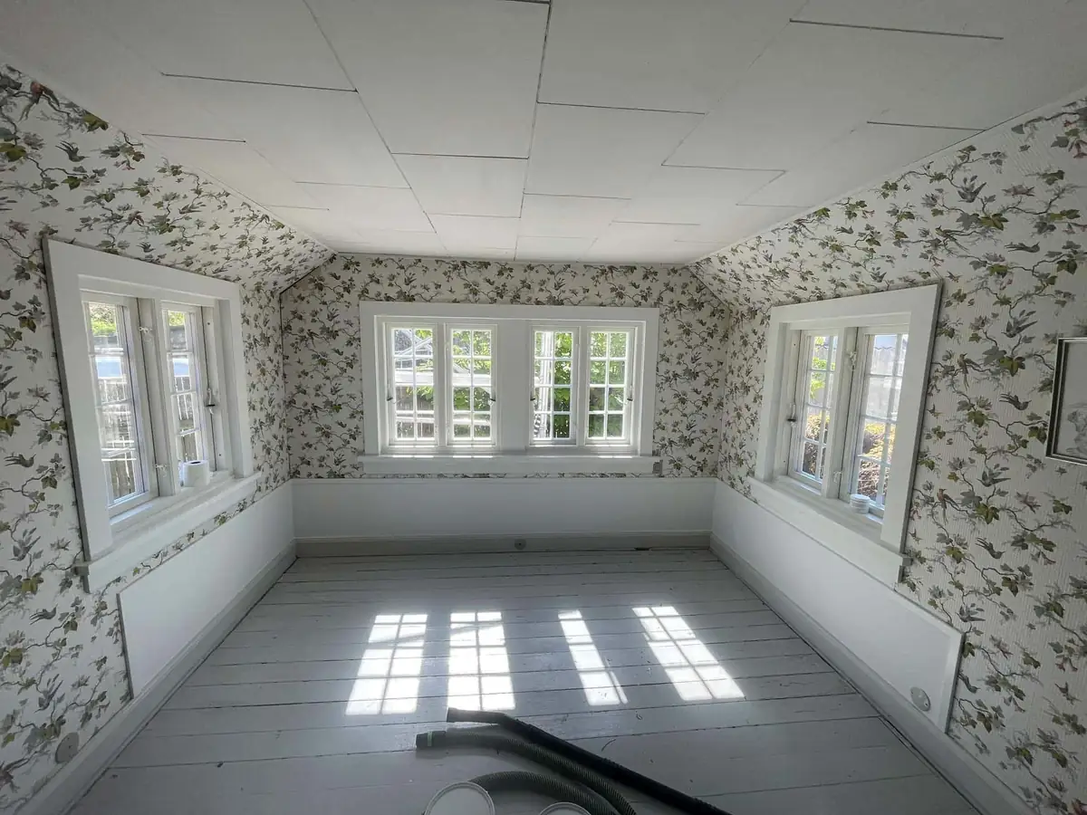 Renovering Tisvildeleje — original interiør med blomstertapet