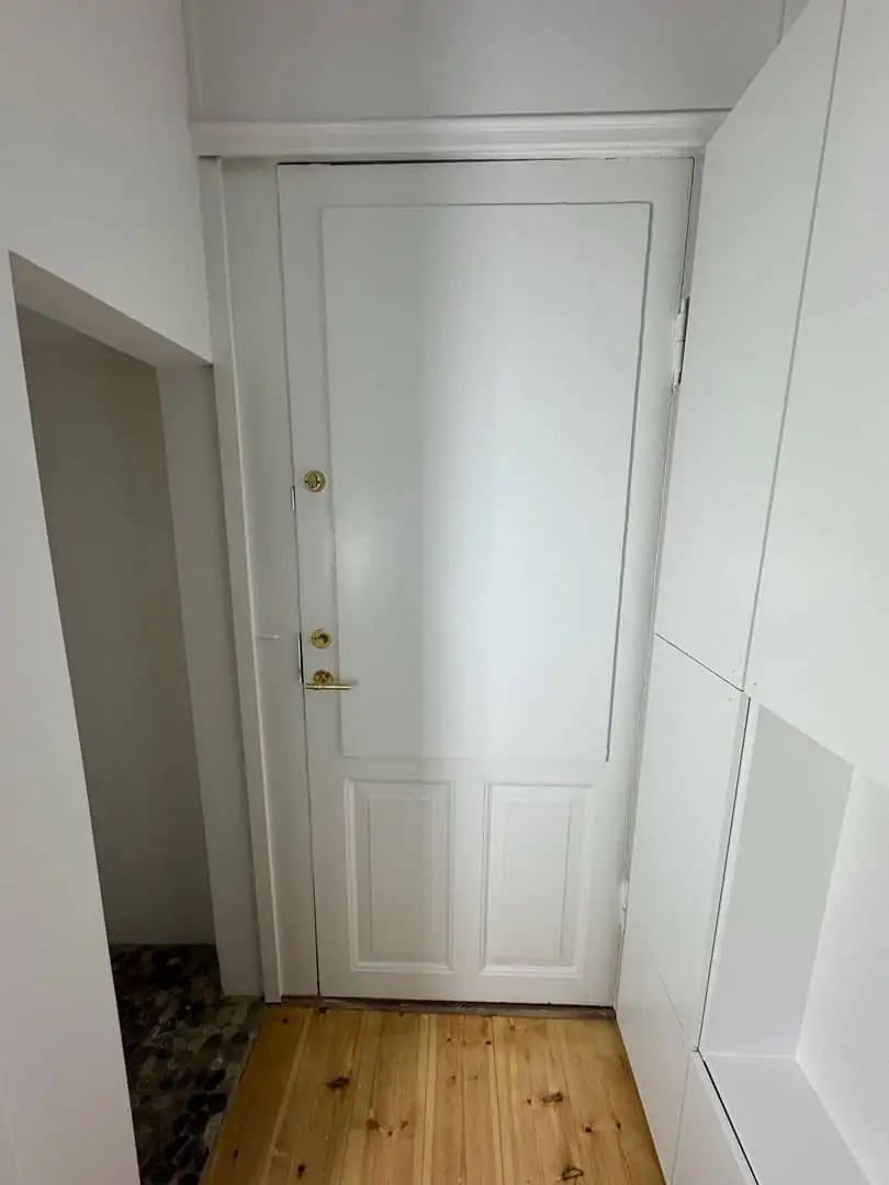 Totalrenovering Skodsborg — entrédør med klassisk panel