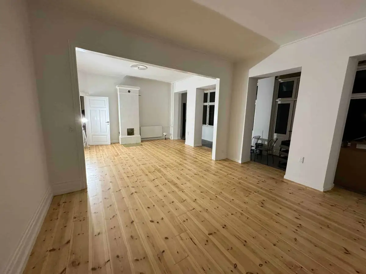 Totalrenovering Skodsborg — klassisk stue med stuk og kakkelovn