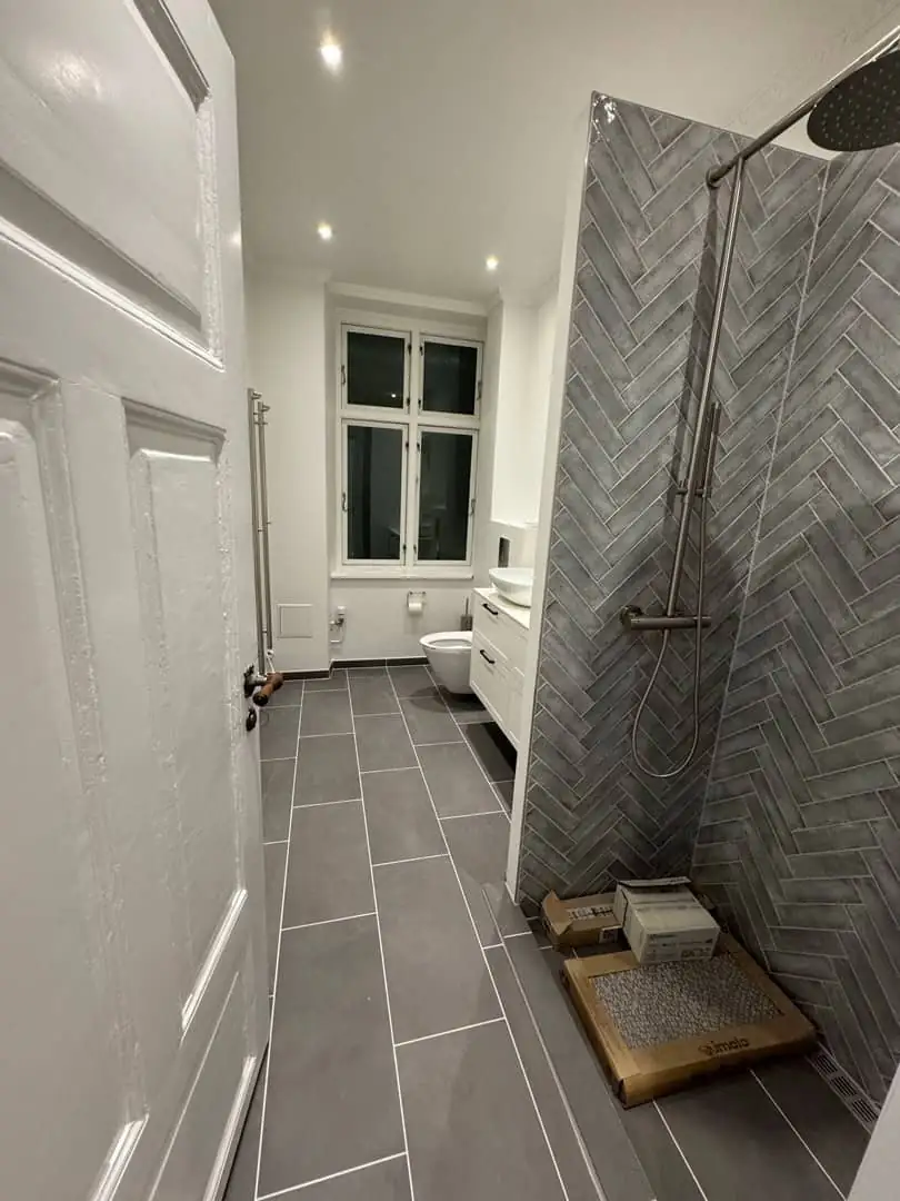 Totalrenovering Skodsborg — nyt badeværelse med fliser i sildebensmønster