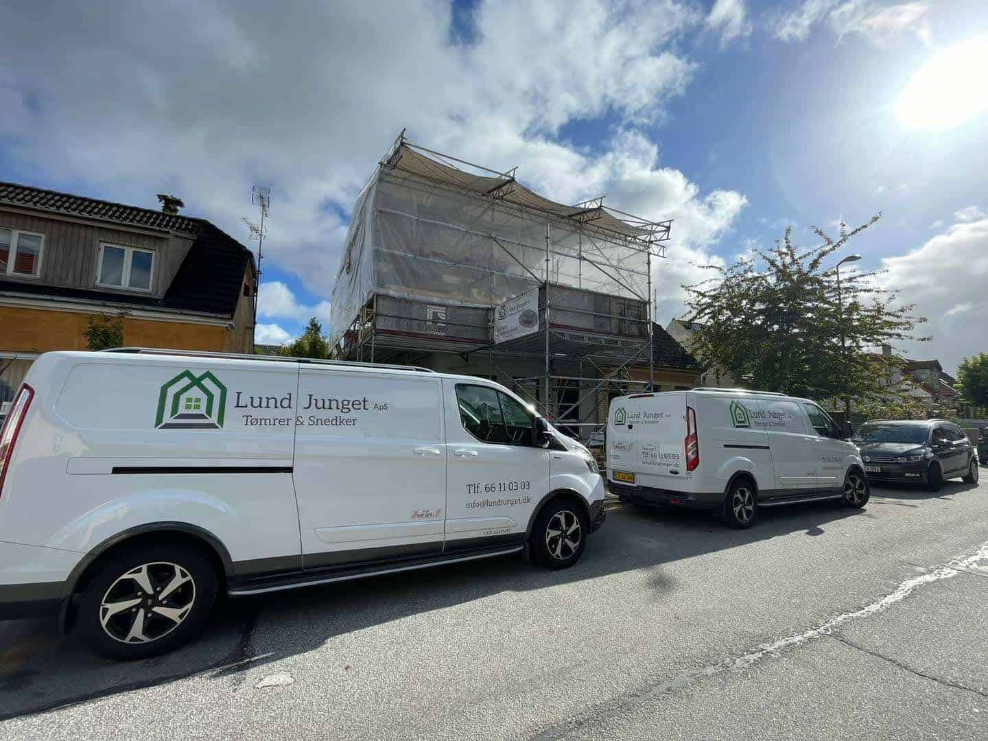 Lund Jungets varevogne ved et hus under renovering