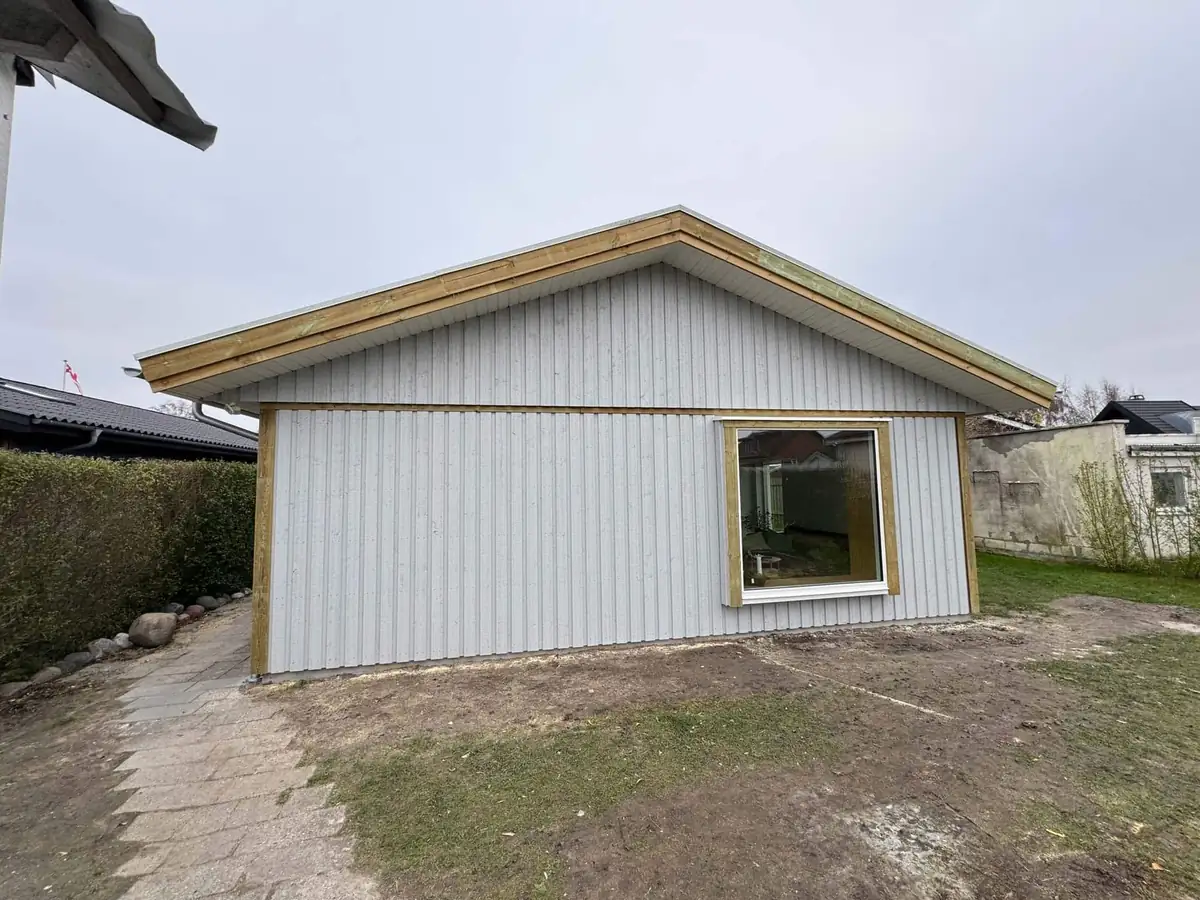 Tilbygning Amager — facade under opførelse med grå træbeklædning