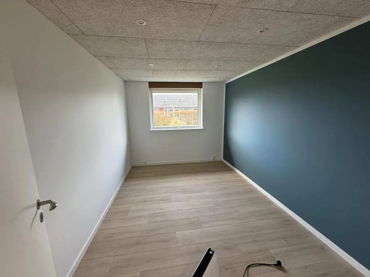Renovering Frederikssund — værelse med trægulv og blå/grøn væg