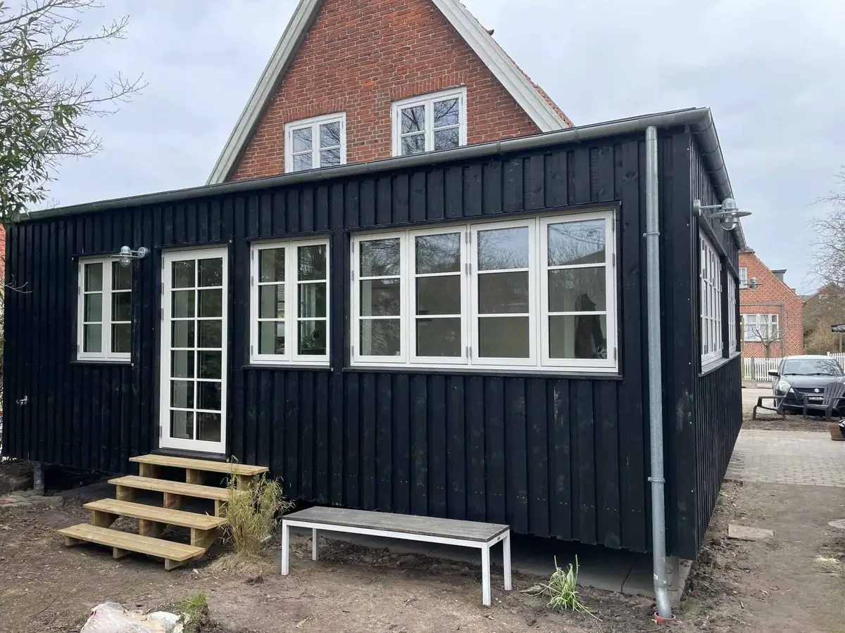 Strindbergsvej — færdig facade med sortmalet vertikal træbeklædning