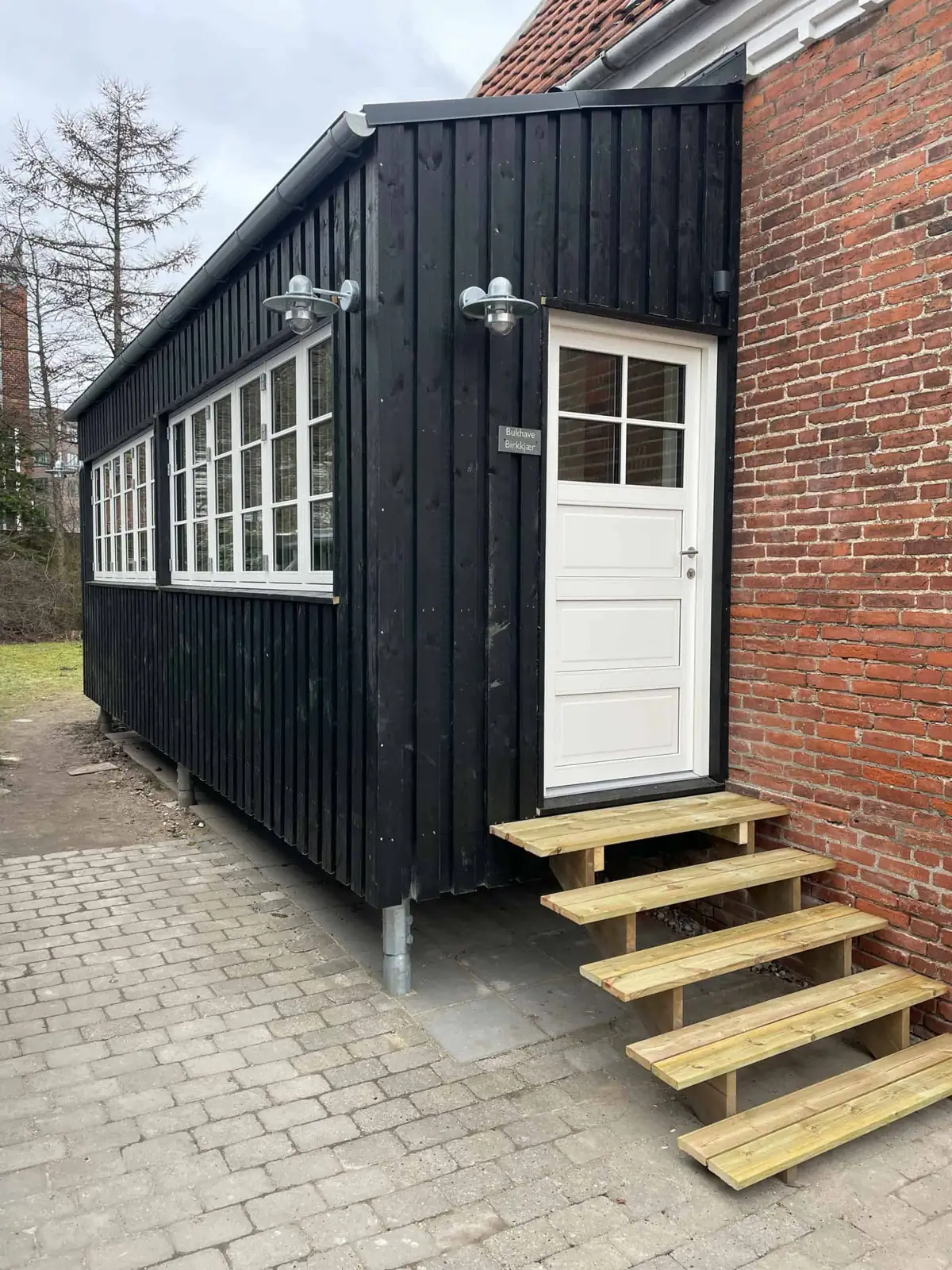 Strindbergsvej — gavl med sortmalet vertikal træbeklædning og ny hoveddør