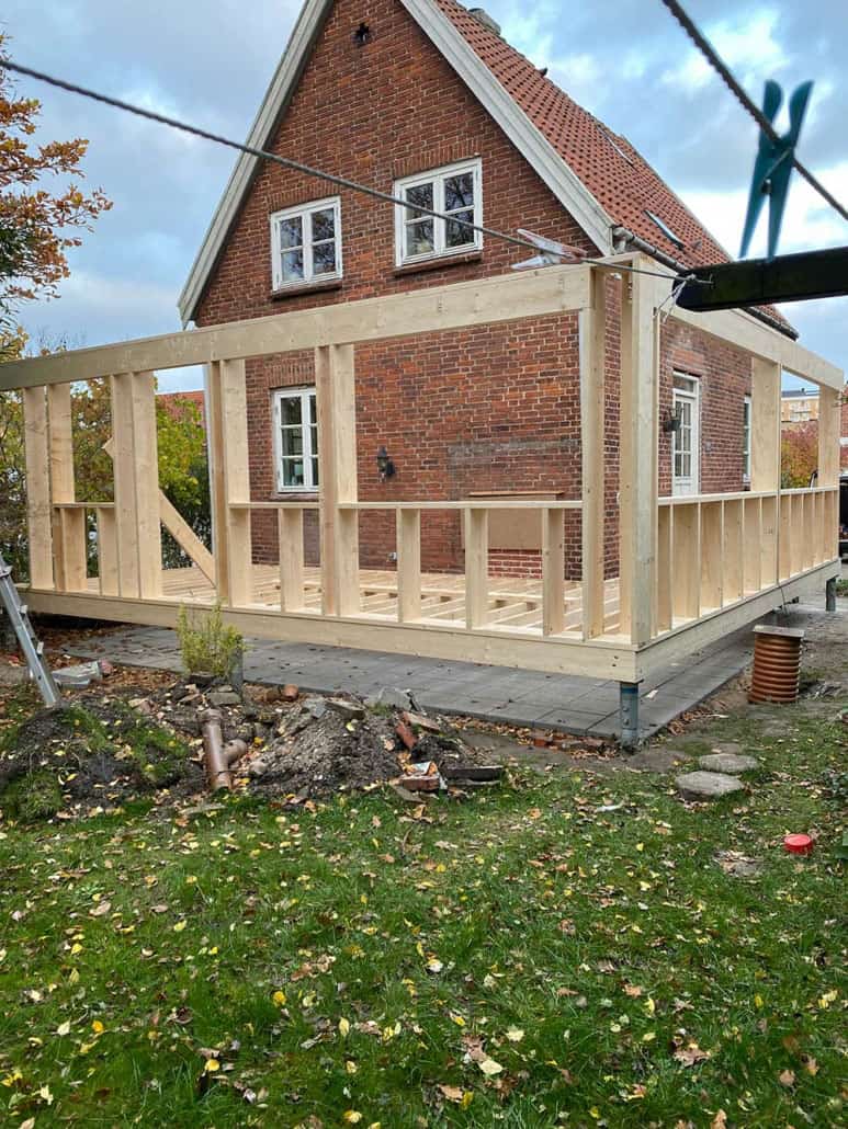 Tilbygning Strindbergsvej under opførelse — træskelet på fundamentet