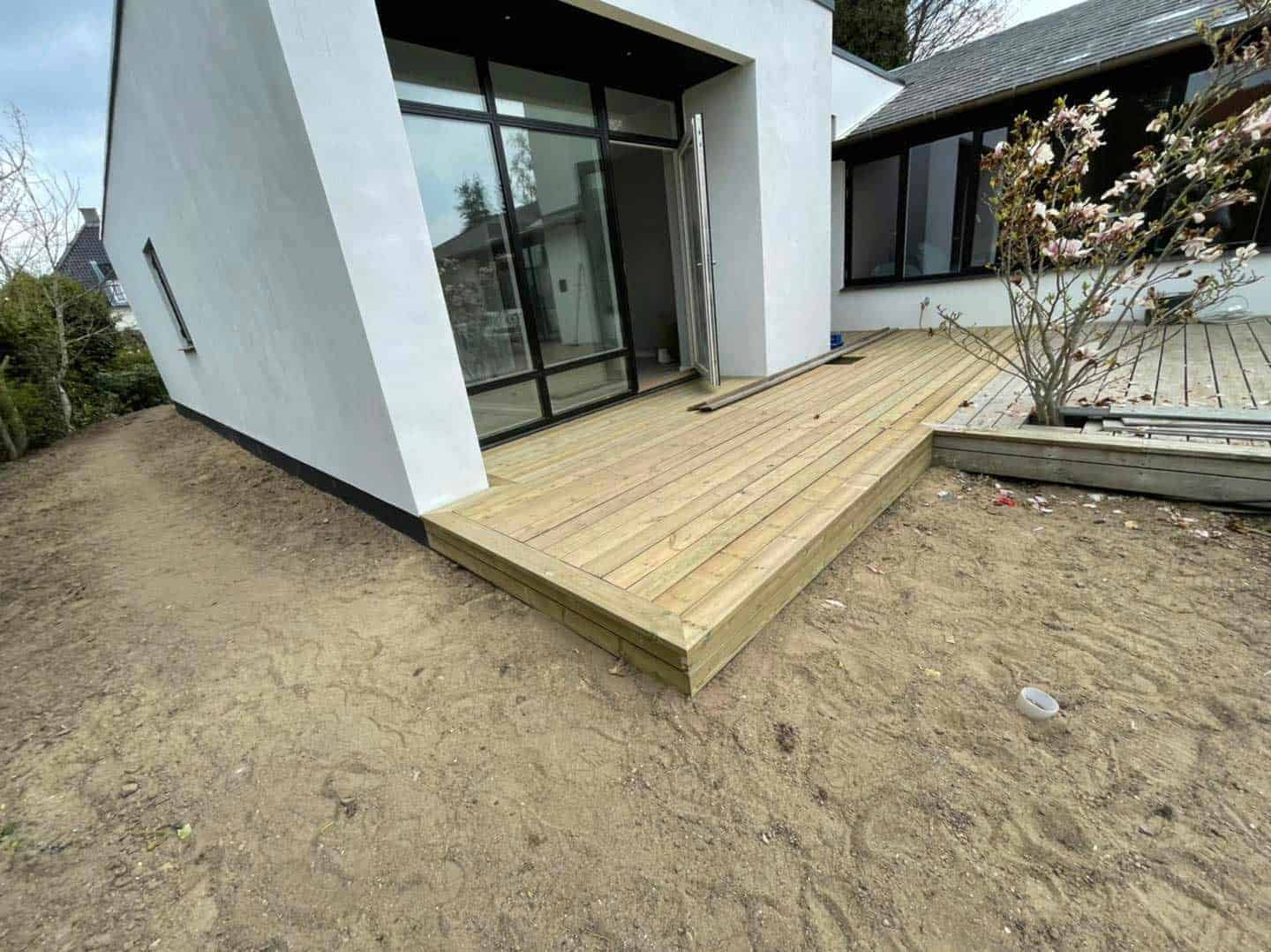 Svalevej — ny terrasse i trykimprægneret træ som forlænger boligen ud i haven