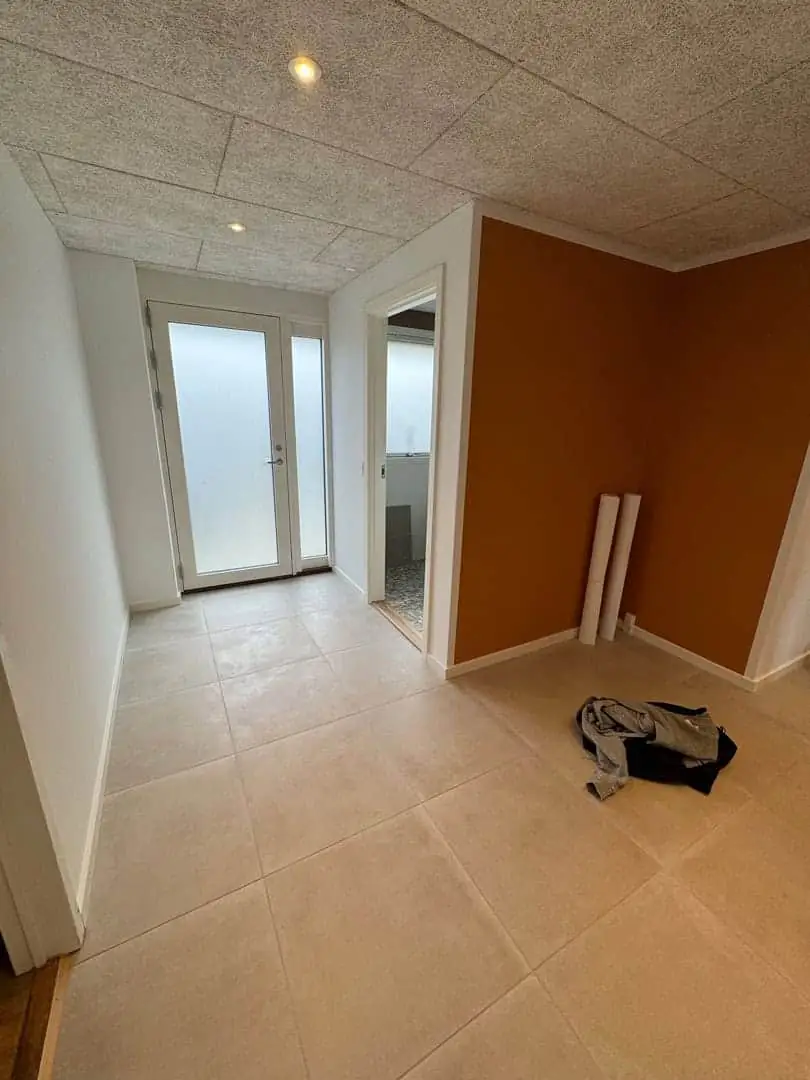 Renovering Frederikssund — ny entré med fliser, terrakotta-væg og troldtekt-loft