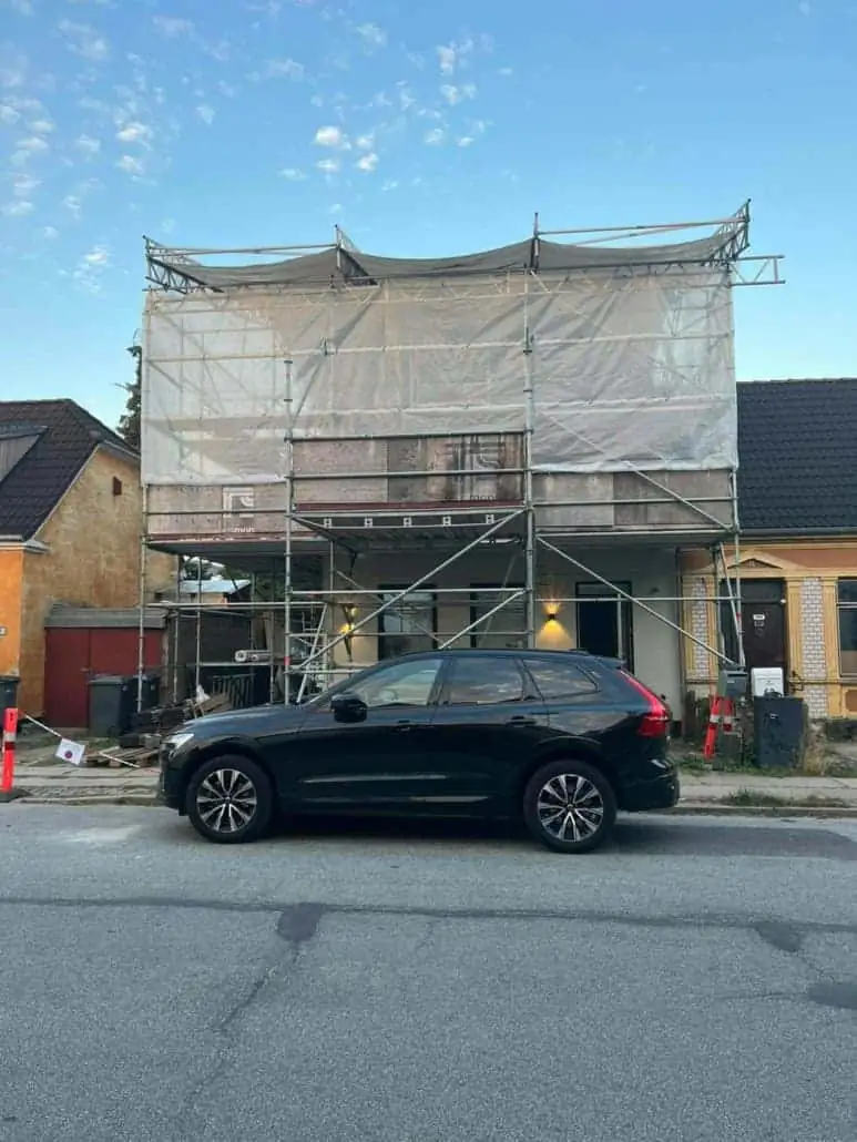 Ombygning Valby — facade under stillads ved renovering